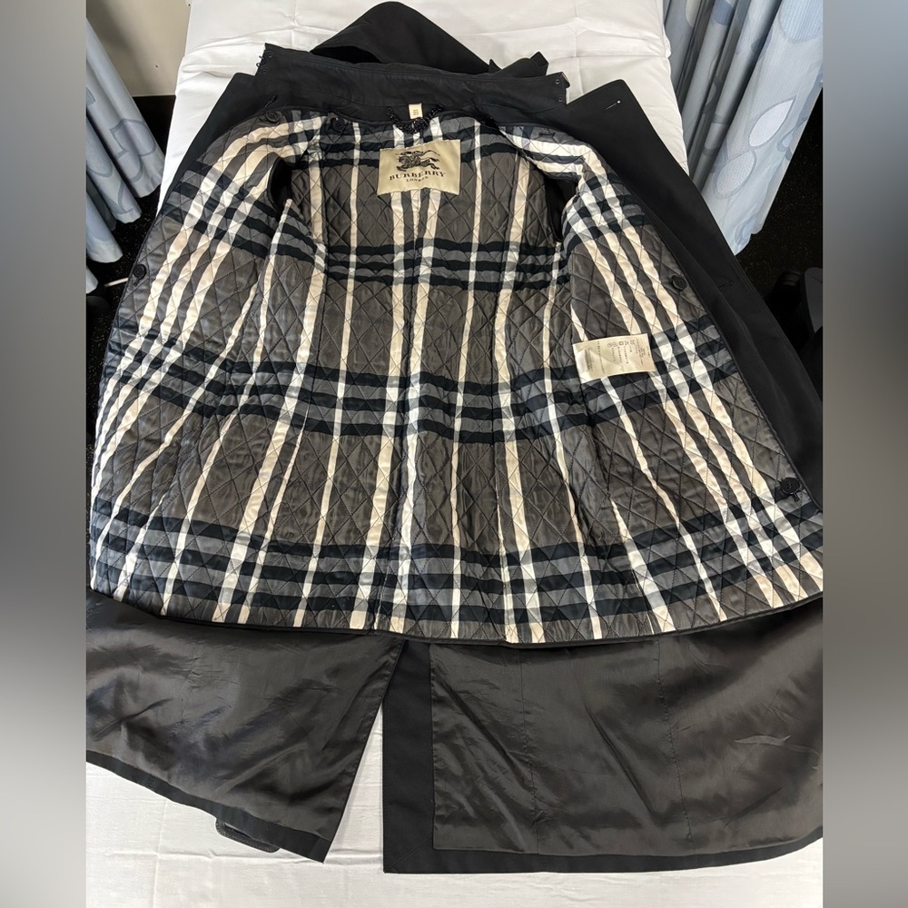 Women’s Burberry Black Trench Coat. Size US 8. Well loved! Still great condition - Picture 3 of 8